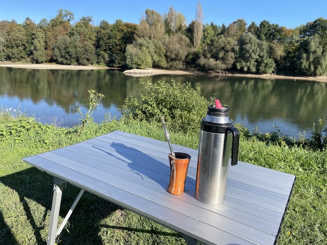Am Wasser sitzen